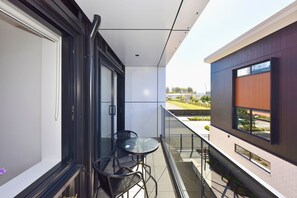Outdoor dining - Stylish Manchester Street City Stay (Christchurch)
