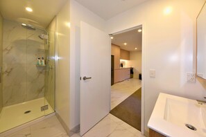Hair dryer, towels - Stylish Manchester Street City Stay (Christchurch)