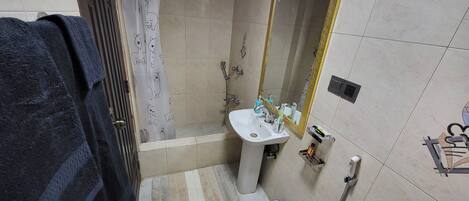 Douche, serviettes fournies, savon, papier de toilette