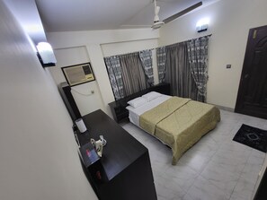 2 bedrooms, iron/ironing board, internet, bed sheets