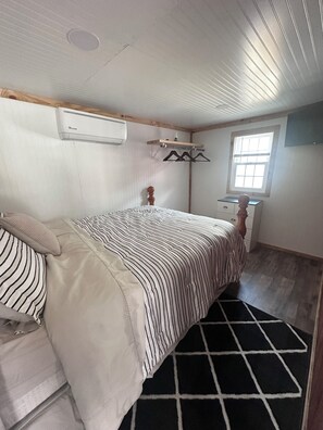 Room - Peaceful 2-bedroom cabin with AC in charming Delbarton (Delbarton)