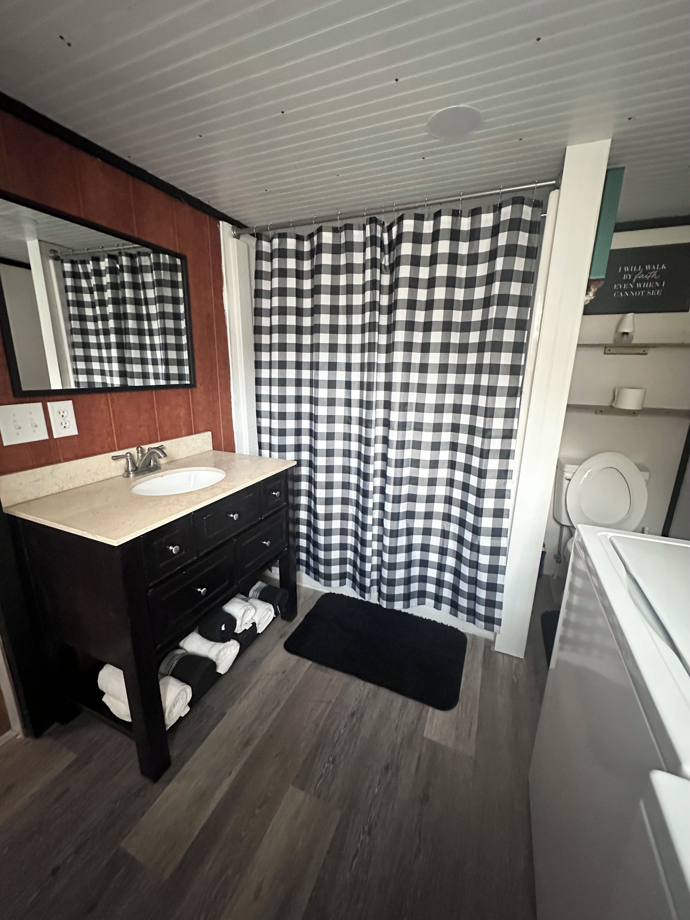 Serviettes fournies, papier toilette