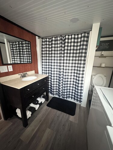 Peaceful 2-bedroom cabin with AC in charming Delbarton