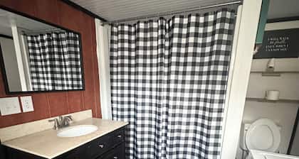 Peaceful 2-bedroom cabin with AC in charming Delbarton