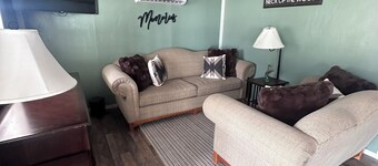 Peaceful 2-bedroom cabin with AC in charming Delbarton