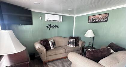 Peaceful 2-bedroom cabin with AC in charming Delbarton