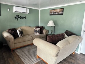 Smart TV - Peaceful 2-bedroom cabin with AC in charming Delbarton (Delbarton)