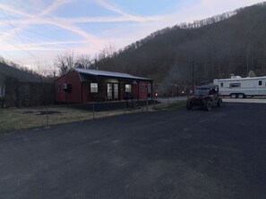 Exterior - Peaceful 2-bedroom cabin with AC in charming Delbarton (Delbarton)