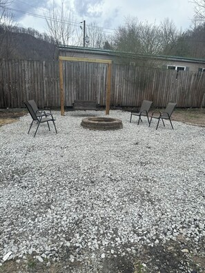 Property grounds - Peaceful 2-bedroom cabin with AC in charming Delbarton (Delbarton)