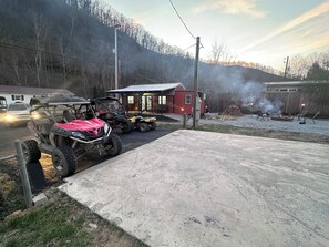 Property grounds - Peaceful 2-bedroom cabin with AC in charming Delbarton (Delbarton)