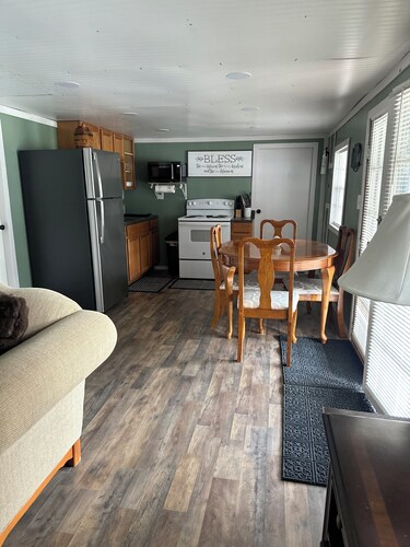 Peaceful 2-bedroom cabin with AC in charming Delbarton