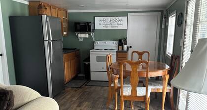 Peaceful 2-bedroom cabin with AC in charming Delbarton