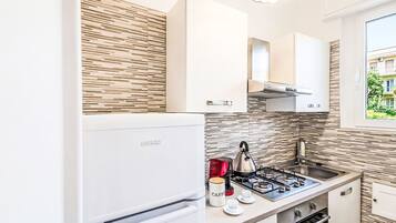 Kühlschrank, Mikrowelle, Kochgeschirr/Geschirr/Besteck