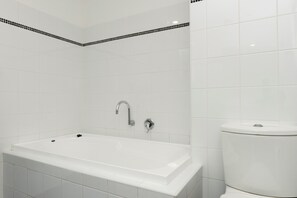 Sèche-cheveux, serviettes fournies, savon, shampoing