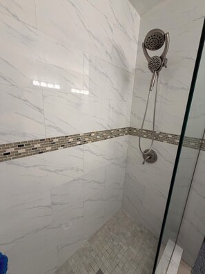 Shower, hair dryer, towels, soap - Miami Home 5 Min to MIA Airport Cruise Port Calle 8 South Beach Stadium (Miami)