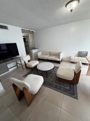 Smart TV, DVD player, books, music library - Miami Home 5 Min to MIA Airport Cruise Port Calle 8 South Beach Stadium (Miami)
