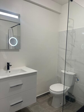 Douche, serviettes fournies, papier toilette