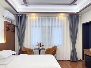 Phòng đôi hoặc 2 giường đơn tiện nghi đơn giản, lanai, quang cảnh đồi núi | Khu vực làm việc phù hợp cho laptop, màn/rèm cản sáng