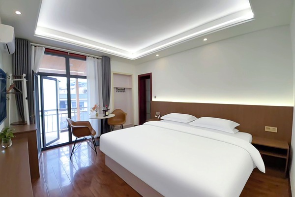 Phòng đôi hoặc 2 giường đơn tiện nghi đơn giản, lanai, quang cảnh đồi núi | Khu vực làm việc phù hợp cho laptop, màn/rèm cản sáng