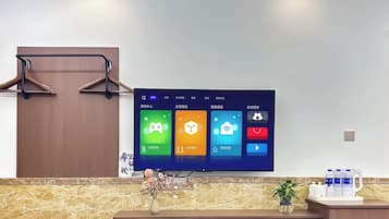 Habitación triple estándar, lanai, vistas al patio | Interior