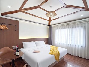 Comfort Double or Twin Room, Lanai, Hill View | Laptop workspace, blackout curtains, iron/ironing board, free WiFi - Yijingju Humanistic Inn (Zhangjiajie)