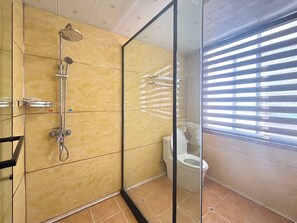 ห้องสแตนดาร์ดทริปเปิล, ระเบียง, วิวสวนหย่อม | ห้องน้ำ