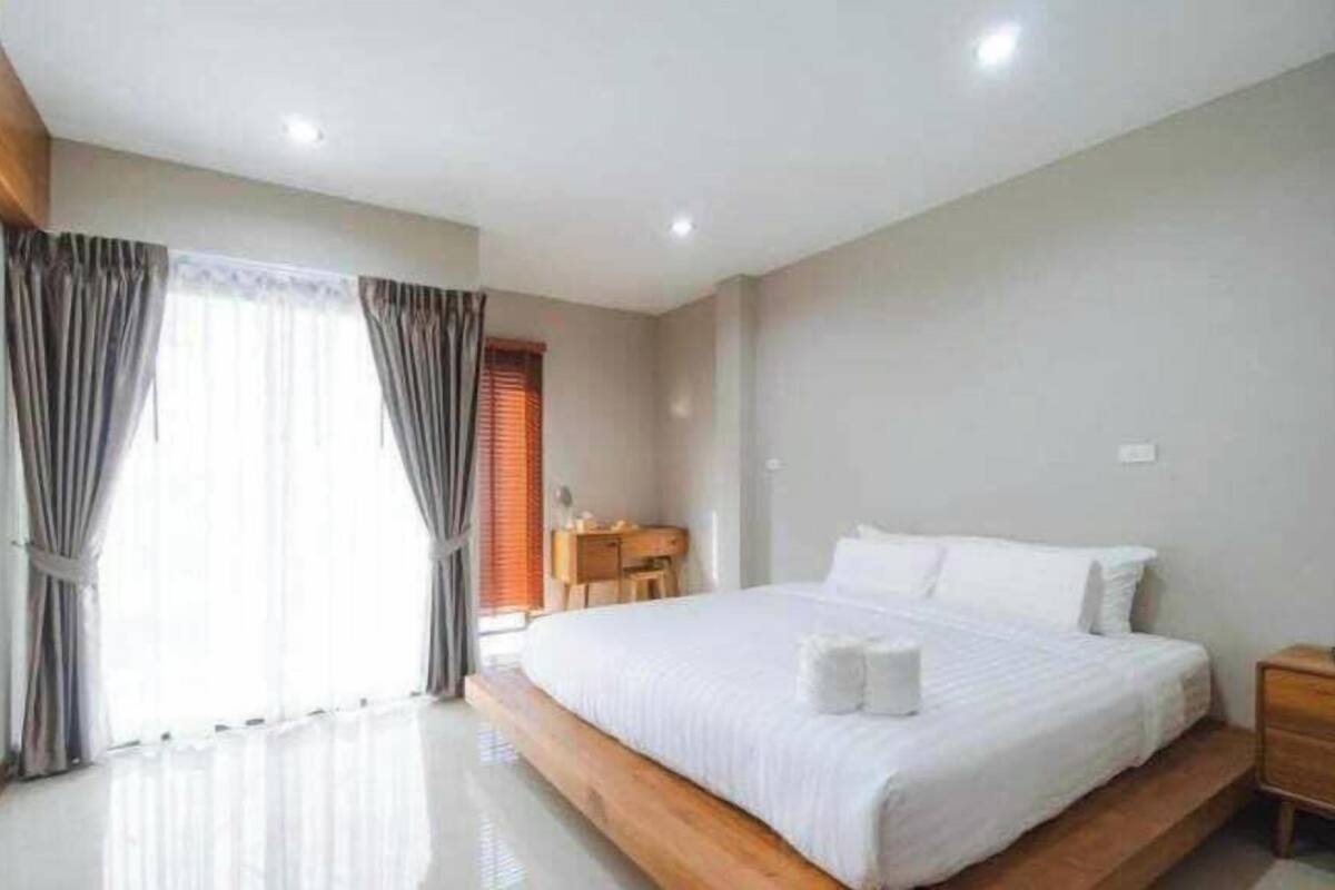 Superior Double Room, Balcony | Peralatan tempat tidur premium, gebar bulu kapas, meja 
