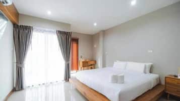 Premium bedding, down duvets, desk, blackout curtains