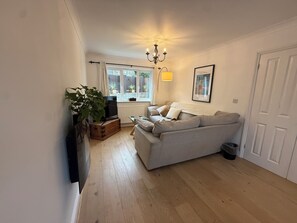 Smart TV, fireplace, stereo, printers - Newly Refurbished Cottage in 2025. 
Short & Long Stays Welcome. (Hawkhurst)