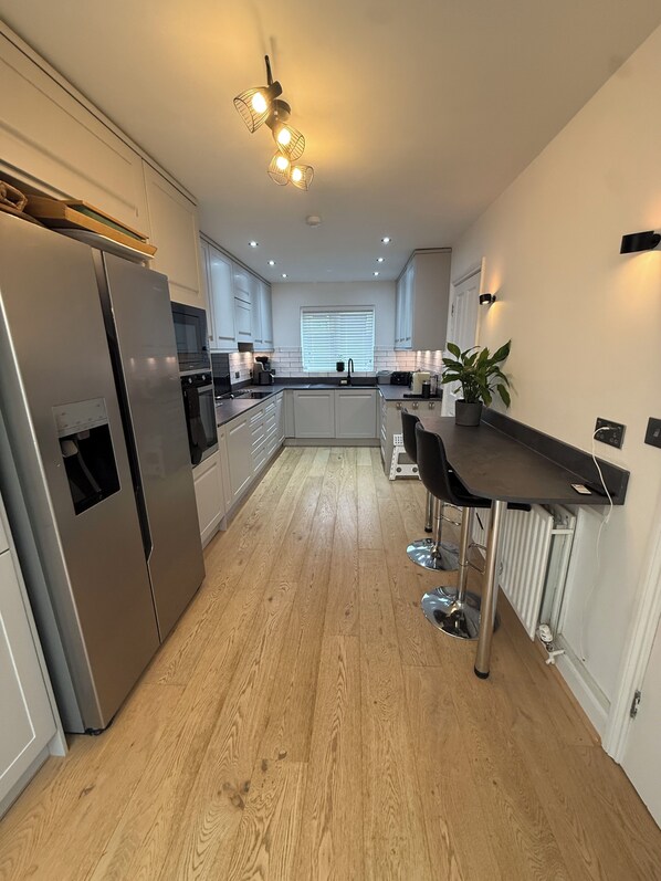Fridge, microwave, oven, stovetop - Newly Refurbished Cottage in 2025. 
Short & Long Stays Welcome. (Hawkhurst)