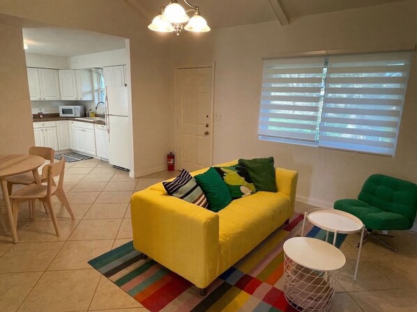 Living area - Family Arcade House in Katy (Katy)