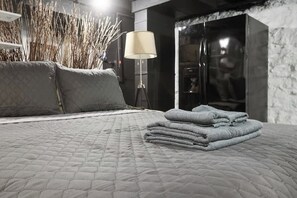 5 bedrooms, desk, iron/ironing board, travel cot - KC Favorite_Sleeps8_BBQ+DECK &Pets Welcome_FIFA (Kansas City)
