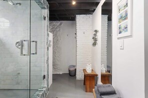Shower, hair dryer, towels, shampoo - KC Favorite_Sleeps8_BBQ+DECK &Pets Welcome_FIFA (Kansas City)