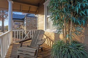 Terrace/patio - KC Favorite_Sleeps8_BBQ+DECK &Pets Welcome_FIFA (Kansas City)