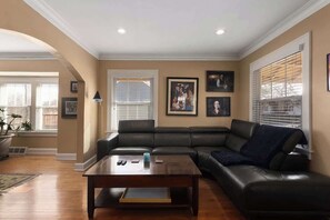 TV, offices - KC Favorite_Sleeps8_BBQ+DECK &Pets Welcome_FIFA (Kansas City)