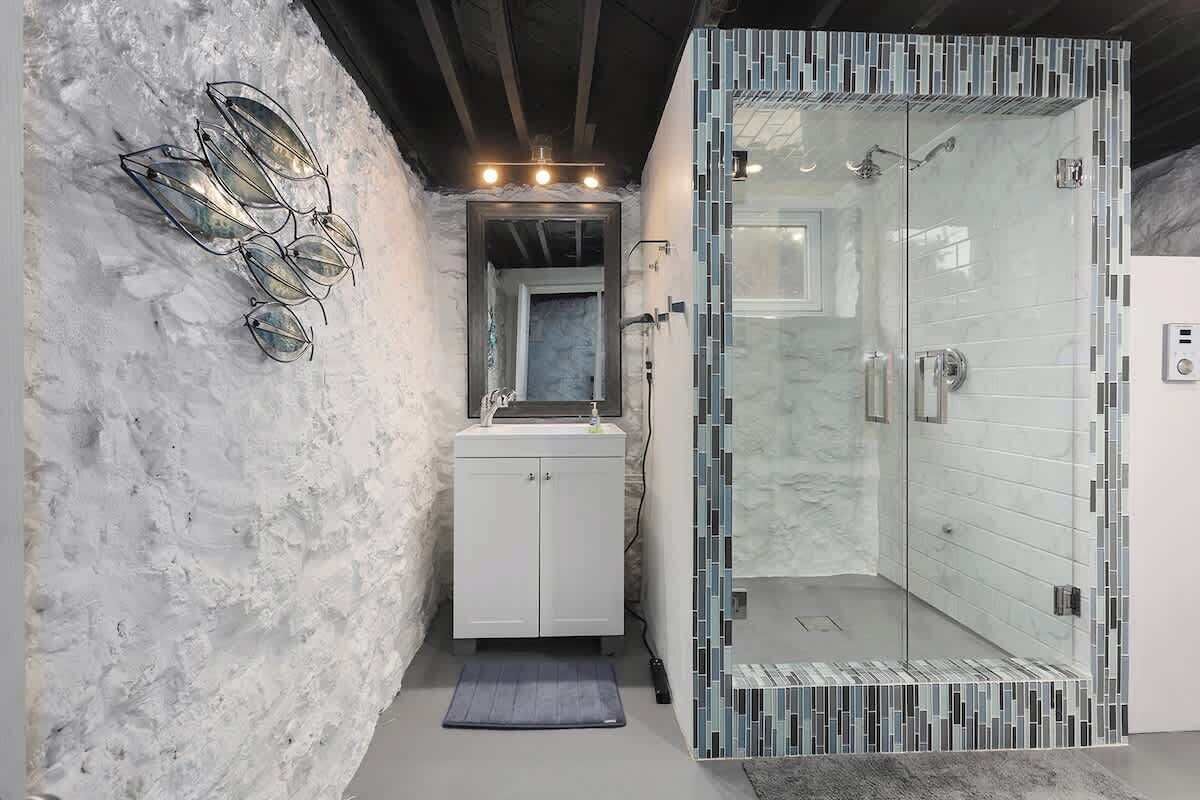 Een douche, een haardroger, handdoeken, shampoo