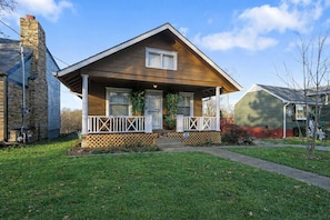 A single-story house with a front porch, a chimney, and a well-maintained lawn. - Comfortable Cozy Home,30 Day Stays_Sleeps8 (Kansas City)