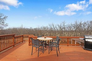 Outdoor dining - KC Favorite_Sleeps8_BBQ+DECK &Pets Welcome_FIFA (Kansas City)