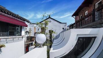 Estudio clásico, balcón, vistas a la ciudad | Jardines del alojamiento