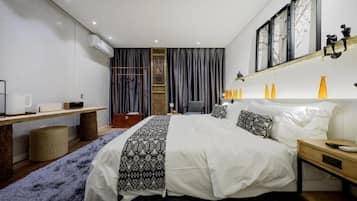 Estudi clàssic, balcó, vistes a la ciutat