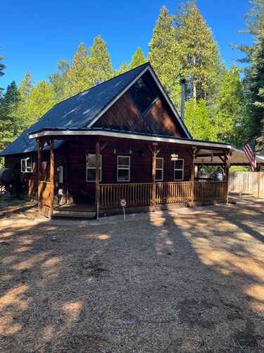 Old West Cabin at Lassen Volcanic National Park with sauna and workout/yoga room