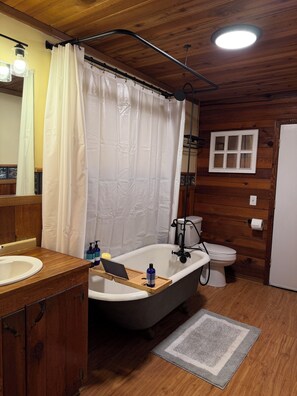 Eco-friendly toiletries, hair dryer, towels, soap - Old West Cabin at Lassen Volcanic National Park with sauna and workout/yoga room (Shingletown)