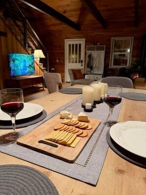 Dining - Old West Cabin at Lassen Volcanic National Park with sauna and workout/yoga room (Shingletown)