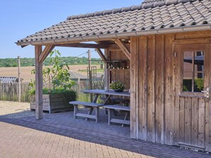 Outdoor dining - Charming cottage in the hilly landscape of South Limburg. (Scheulder)