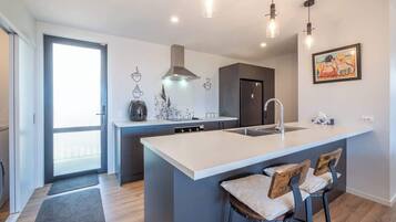 Fridge, microwave, stovetop, dishwasher