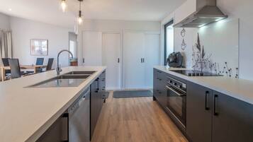 Fridge, microwave, stovetop, dishwasher
