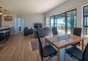 Living area - Piwakawaka Haven - Pohara Beach (Pōhara)