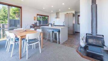 Fridge, microwave, stovetop, dishwasher
