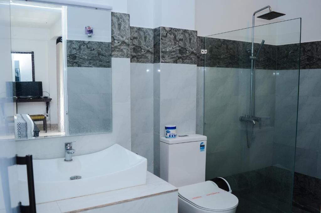 Deluxe-Dreibettzimmer, Balkon, Bergblick | Badezimmer