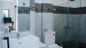 Deluxe-Dreibettzimmer, Balkon, Bergblick | Badezimmer